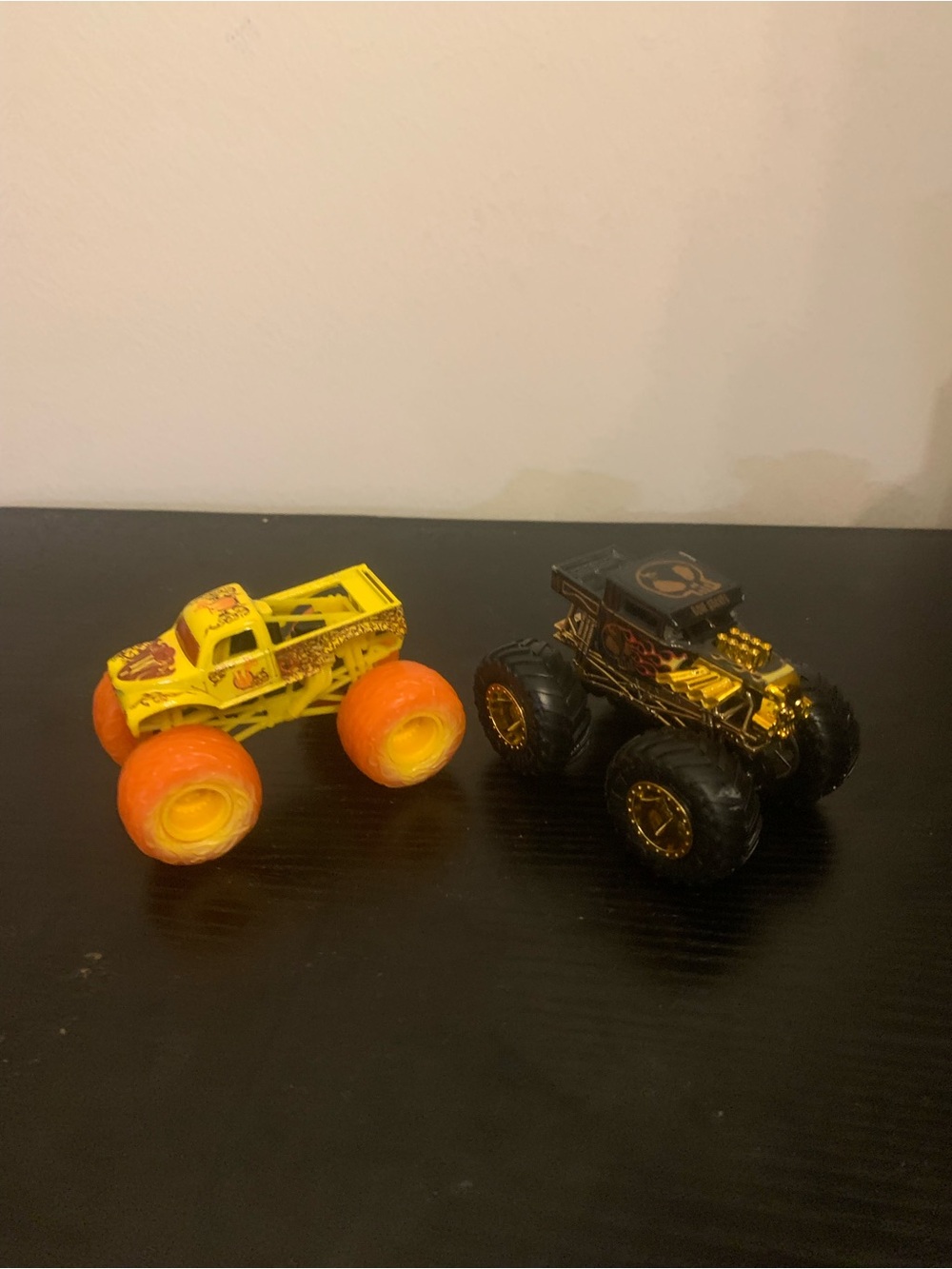 Hot wheels Monster Trucks 2 giant wheels, crash attack , Bone shaker crash attac